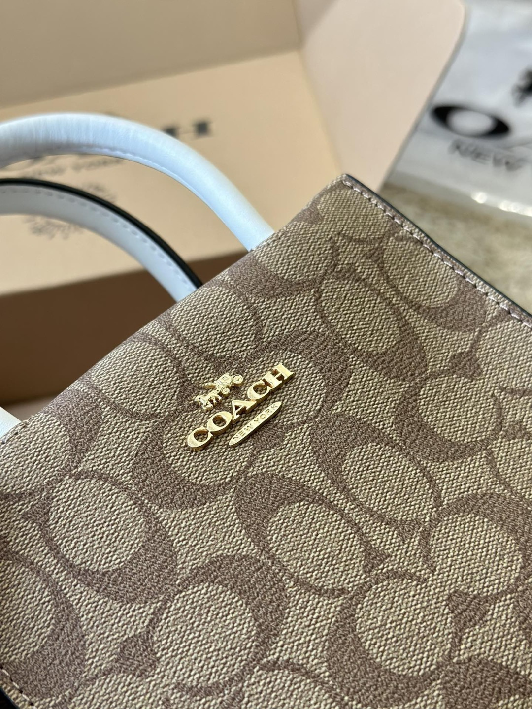 复刻版 牛皮 p160 COACH |琴谱包 Minically Minically 真的是好看又平价的琴谱包!妥妥的 Celine 平替 有多火也不想再多过赘述 这个最经典的卡其logo居然很少人po图!!! 颜值真的很高呀 感觉这个颜色会比深色来说,各个季节都适合,又抗造又百搭 手提,斜背都挺好看的,容量也是可以放下手机,钱包 充电宝的 Q蔻驰 COACH 蔻驰女包 CALLY系列 单肩包手拎包斜挎包 尺寸16.5 17cm