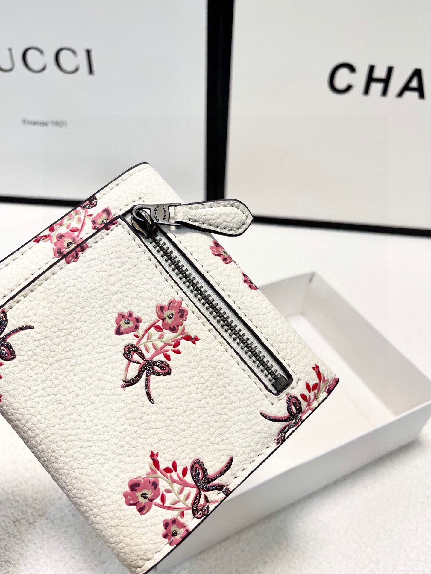 P105🎀🎀颜色 印花🎀尺寸 11x10🎀蔻驰专柜爆款👍原版牛皮三折短款钱包🔥精美设计手感一流美妞必备实物超级美🆕❤️