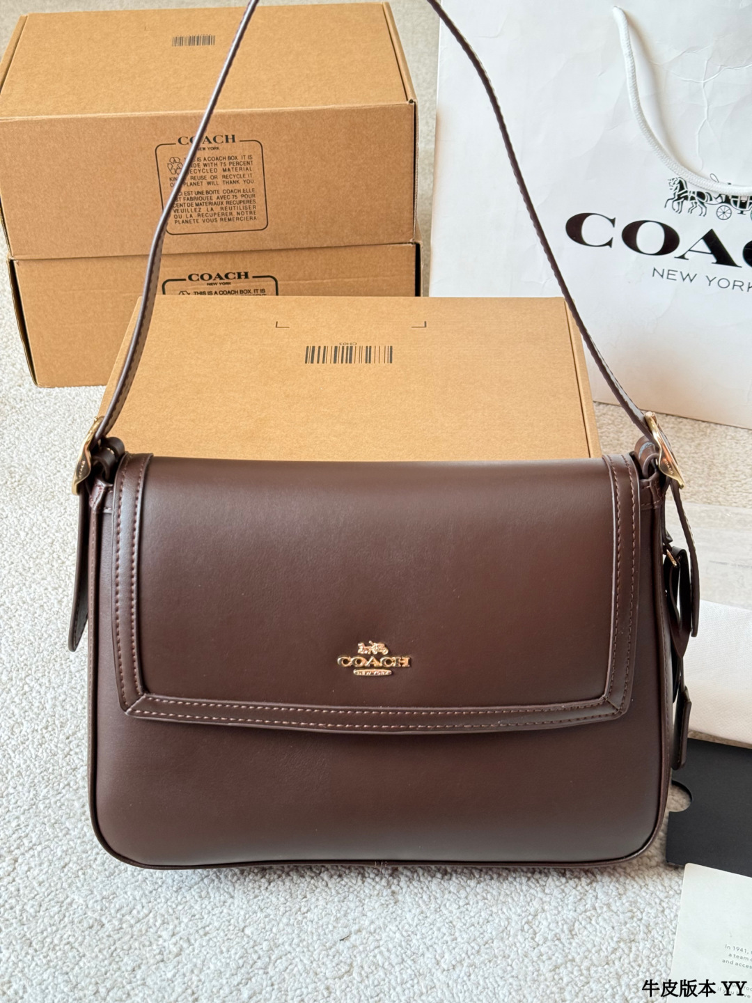 牛皮版本 p195 蔻驰 Etta 系列翻盖包 COACH Etta系列大号翻盖包,采用光滑牛皮革,栗子可可棕色超有秋冬氛围感!正面C字旋锁扣+金色五金,简约又精致‘。肩带可调节,单肩or斜挎都OK,通勤、约会都能轻松驾驭~ 尺寸 28 20cm