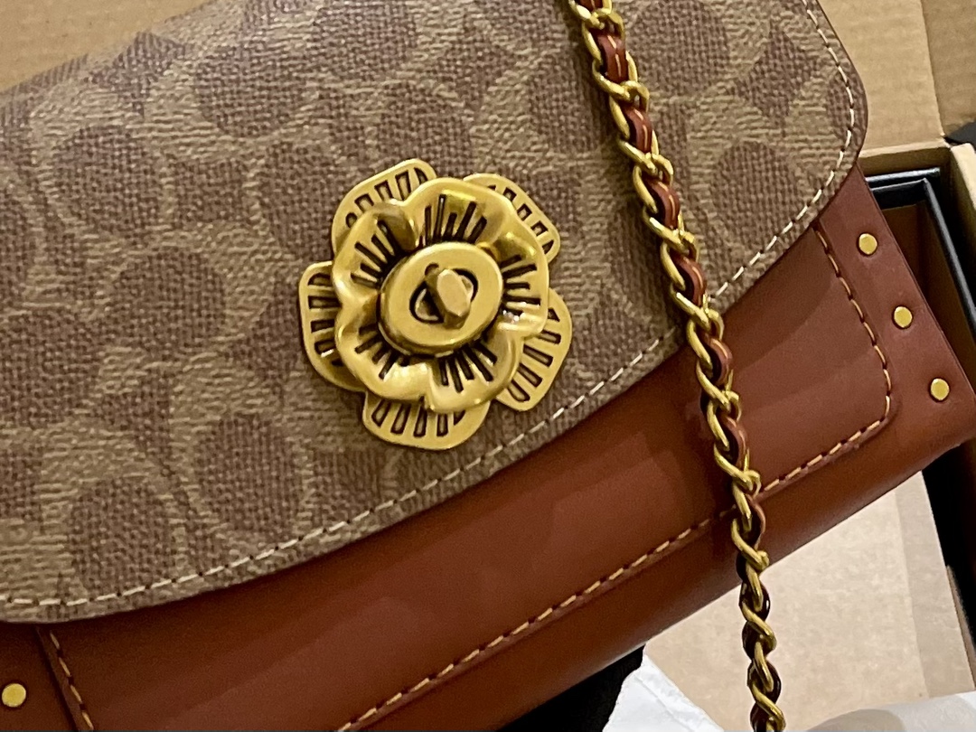 原单牛皮🐆p180 折叠礼盒 官网飞机箱 保养卡 全套包装 Coach Parker18 是现代和经典的完美碰撞，翻盖上山茶花的造型，既高 雅又特别，多个隔层非常实用，拼色设计，复古时髦，柔软舒适，质感一流 优雅不浮夸，精致也不挑年龄 Parker18小号温柔少女配色 属于耐看型的首选系列。简直了！ 又相当百搭，简直不要太美。18cm