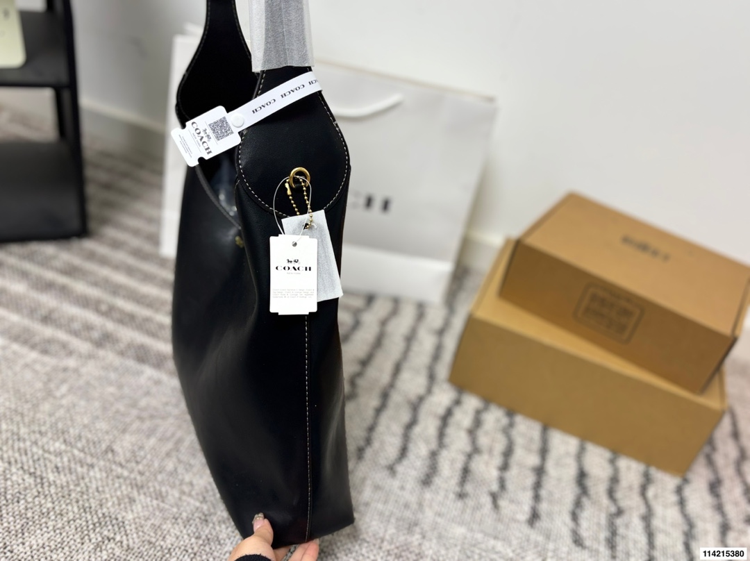 p150 礼盒包装 尺寸34.25/28.21/23.14 蔻驰 Coach 来活啦10月新款 Brooklyn28 Coach新品10月新品,复古潮流风再度来袭 1.肩带可调节长度,足够的腋下肩带,轻松打造腋下包型。 2.轻盈的黄铜配件点缀,尽显低调优雅。 真皮包边,高品质高手艺。 包型轻巧,容量超级可。 通勤,日常都可。简约线条,复古风潮。姐妹们快来get起来吧