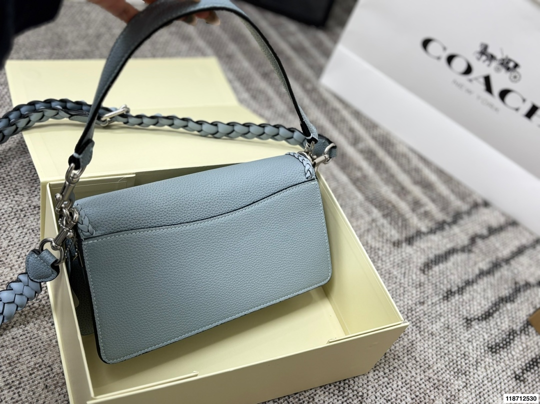 P170 蔻驰COACH Tabby编织酒神包 设计真的是开挂了上身效果绝美 一年四季搭配绝绝子 尺寸26&times;15配盒