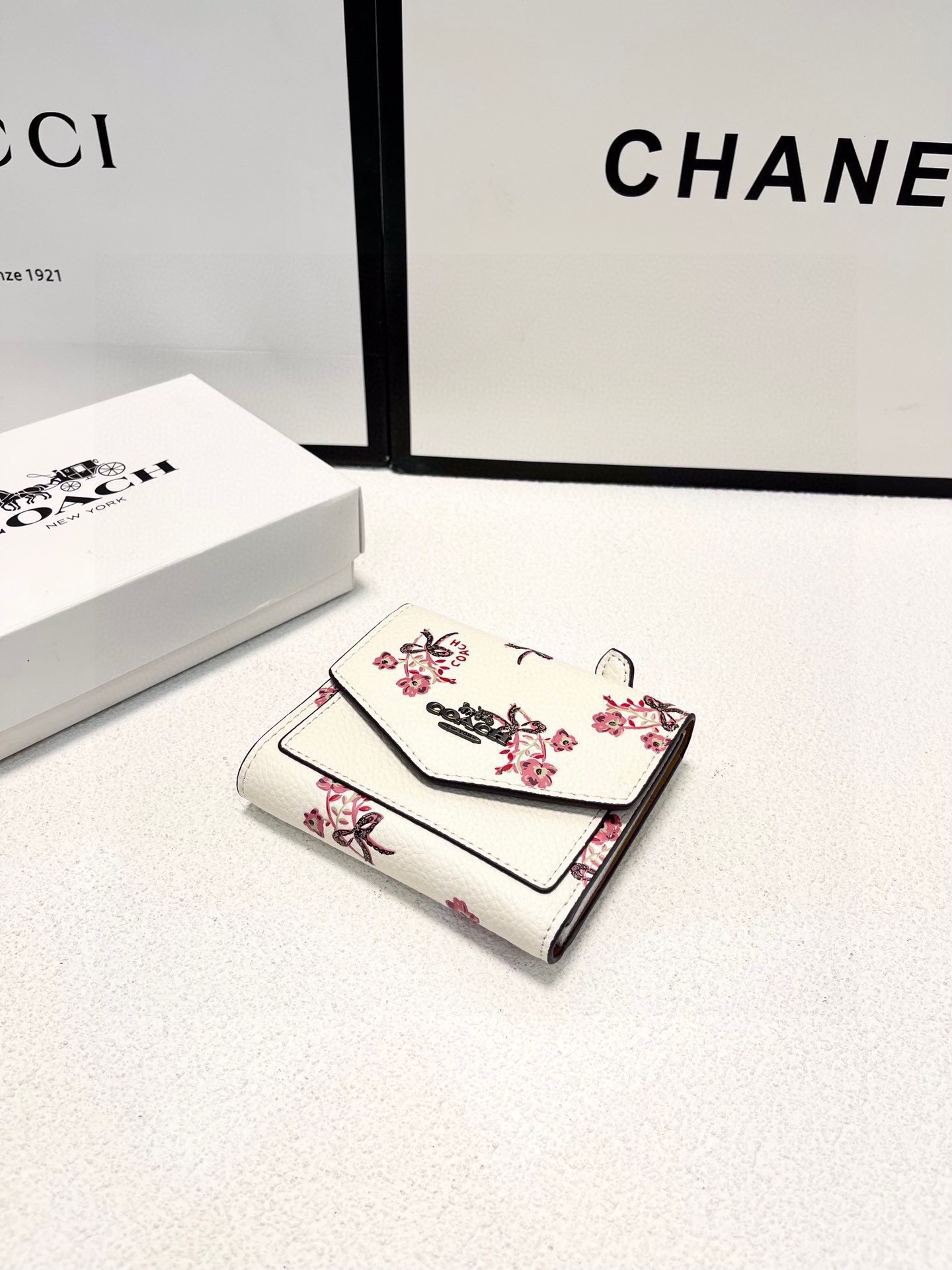 P105🎀🎀颜色 印花🎀尺寸 11x10🎀蔻驰专柜爆款👍原版牛皮三折短款钱包🔥精美设计手感一流美妞必备实物超级美🆕❤️