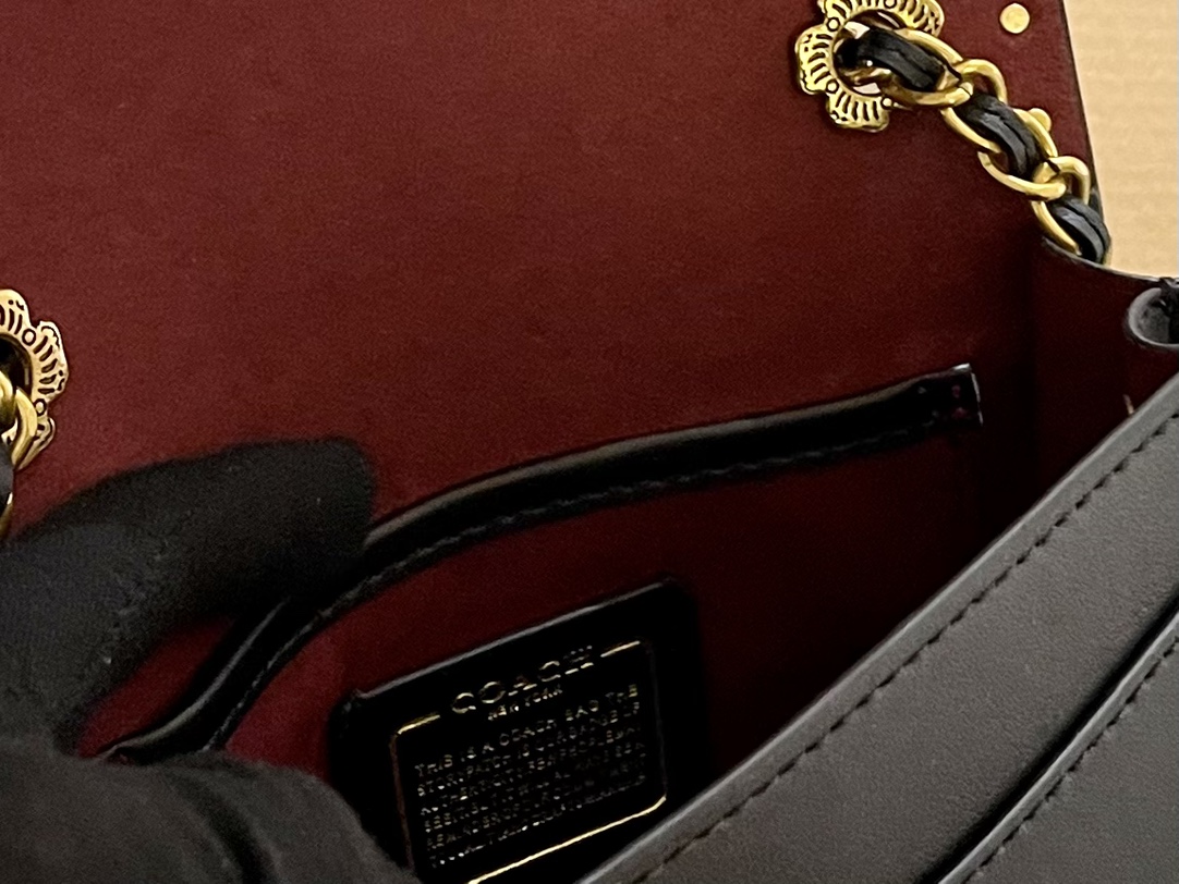 原单牛皮🐆p180 折叠礼盒 官网飞机箱 保养卡 全套包装 Coach Parker18 是现代和经典的完美碰撞,翻盖上山茶花的造型,既高 雅又特别,多个隔层非常实用,拼色设计,复古时髦,柔软舒适,质感一流 优雅不浮夸,精致也不挑年龄 Parker18小号温柔少女配色 属于耐看型的首选系列。简直了! 又相当百搭,简直不要太美。18cm