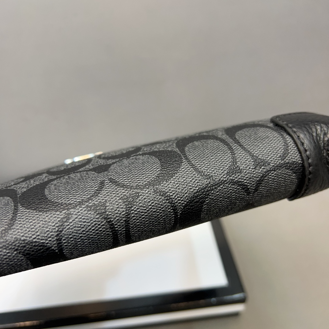 P100 Coach 蔻驰 印花小牛皮手拿包 卡包钱包多功能男包 采用精湛镶嵌细工，实物拍摄 原厂原版面料 配送礼盒 26 x 16 cm。