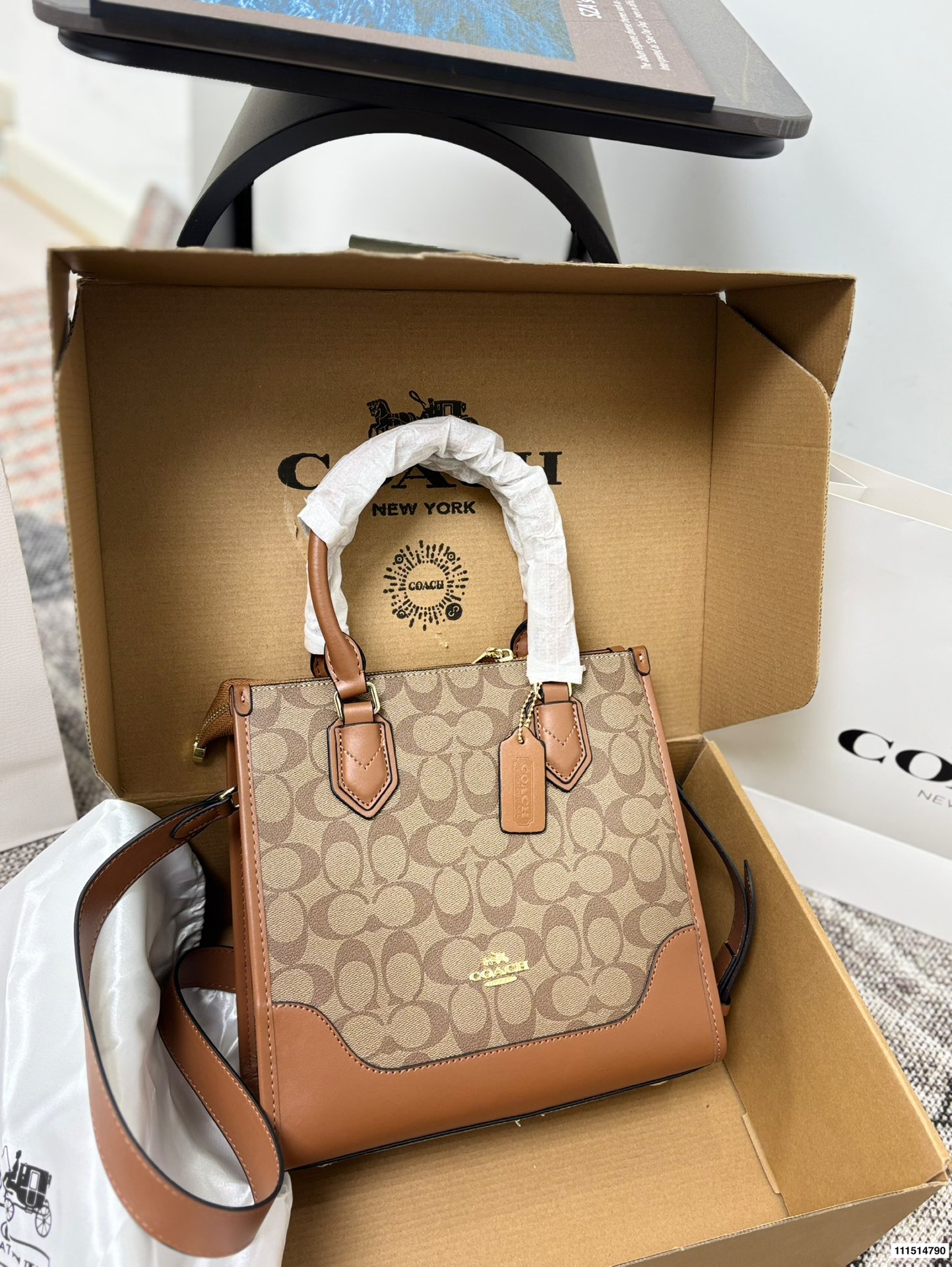 P190配飞机盒⚠️尺寸26.5*25 COACH 蔻驰 拼皮托特包 经典老花PVC帆布＋牛皮拼接，耐用易清洁又时髦。 容量超大，手机、化妆品、iad都能轻松装下！可拆卸肩带，手提、单肩、斜挎随心切换，通勤休闲都很百搭~拼色设计简约又有亮点，秋冬穿搭必备