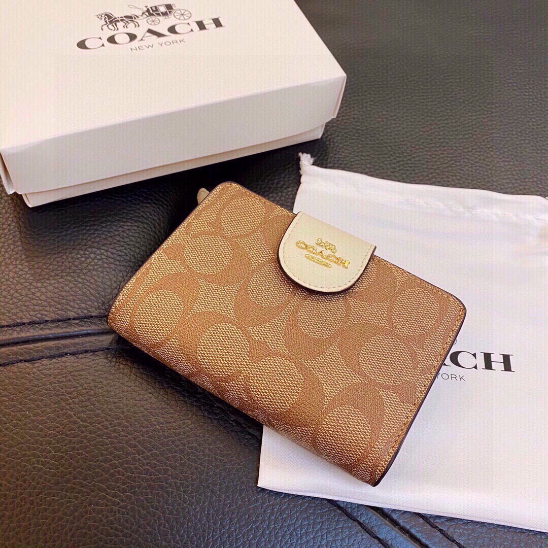 P110🎀🎀颜色 配色🎀尺寸 14x9🎀✨代购级别,越南制造,coach短款钱包此款钱包小巧精致可爱💓非常实用,内部多层卡位槽,可以平铺人民币 现货发售