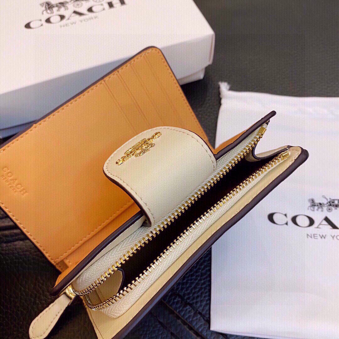P110🎀🎀颜色 配色🎀尺寸 14x9🎀✨代购级别,越南制造,coach短款钱包此款钱包小巧精致可爱💓非常实用,内部多层卡位槽,可以平铺人民币 现货发售