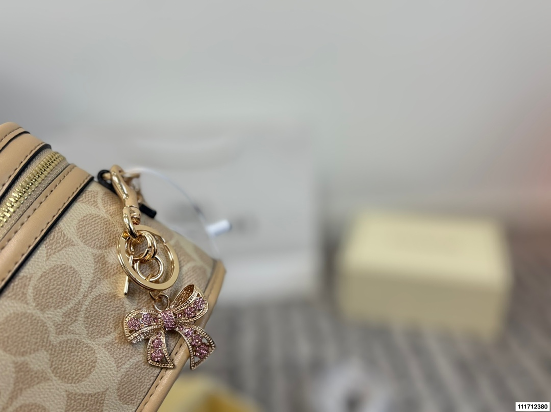 p150配折叠盒 尺寸22.13 Coach盒子包💕小可爱 新款圆饼斜挎包 一开始看到这个包 觉得一般般 不亮眼。结果背上身 惊了!超可爱!竟然是少女风格的! 这个包真的很赞啊 1️⃣容量:小身板大容量啊,装手机+钱包+气垫+口红+纸巾,就足够了,完全没问题! 2⃣️材质:是蔻驰家经典的花纹,很耐用的皮质。(肩带能调节 非常实用) 3⃣️风格:可爱 可爱真的可爱! 完全没有coach其他款式老气的感觉! 还真的蛮减龄的。 关键!棕色花纹很百搭,搭配裙子 裤子都很好看!风衣 毛衣 针织衫也能搭配! 强烈建议入!