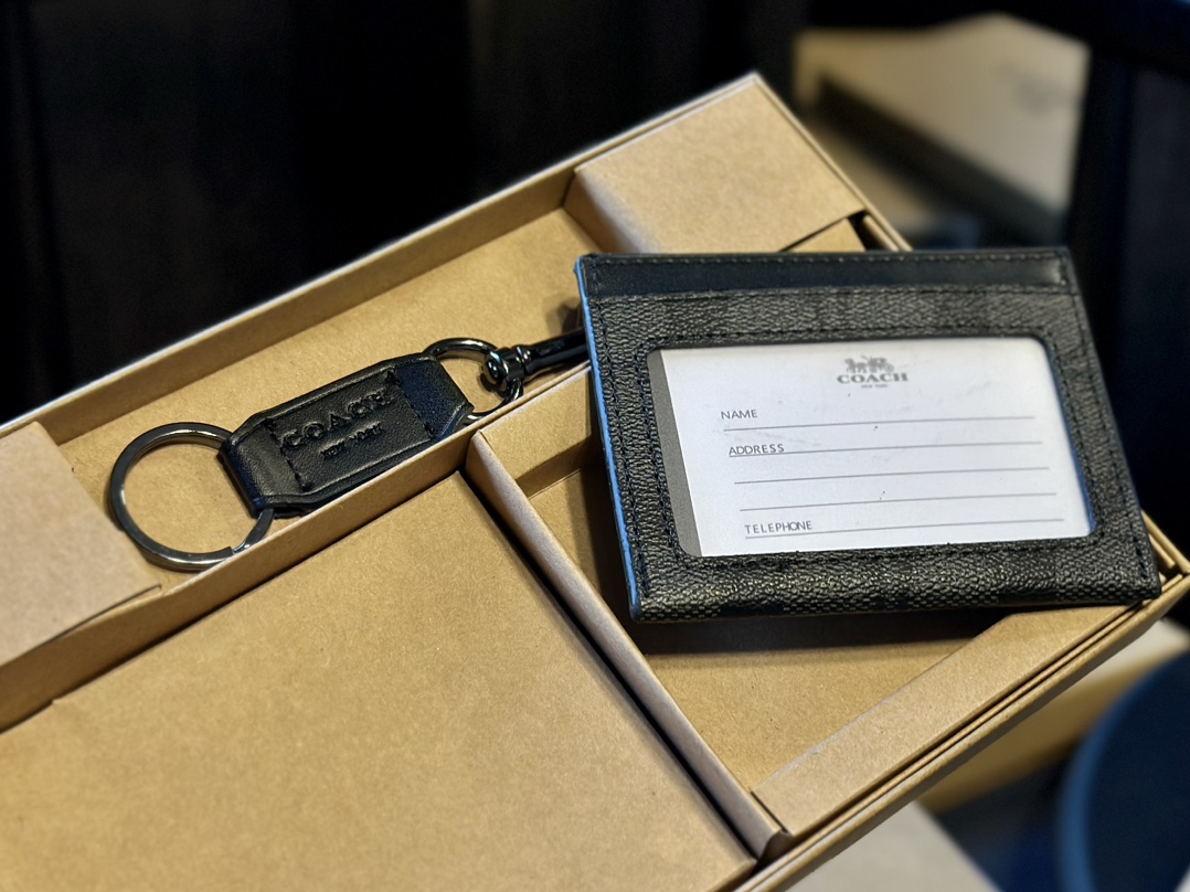 福利🐆p70 礼盒包装 Coach 高级男士钱包超级礼盒 钱夹+卡包+钥匙扣 男士钱包我一直喜欢的就是 Coach，因为它的辨识度高而且做工值得信任。而且设计简约，真皮抗磨耐用，送朋友、男友 首选