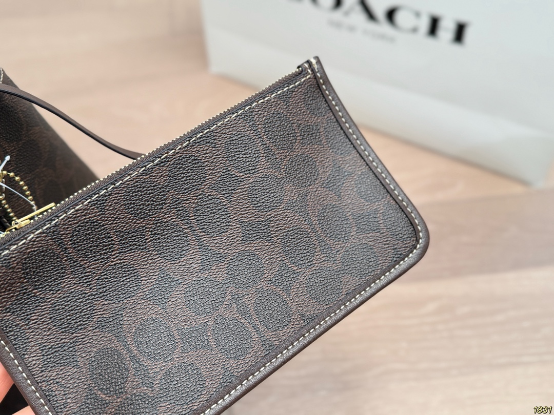 ¥180/¥170飞机盒 蔻驰coach Bleecker新款水桶包托特包 质地柔软,手感舒适,使用时能够完美贴合身体,带来舒适体验。 搭配上具有很高的灵活性,轻松打造不同风格。具有一种复古不羁的风格, 与年轻人追求自由、独立的个性不谋而合。 尺寸27 28/20 22