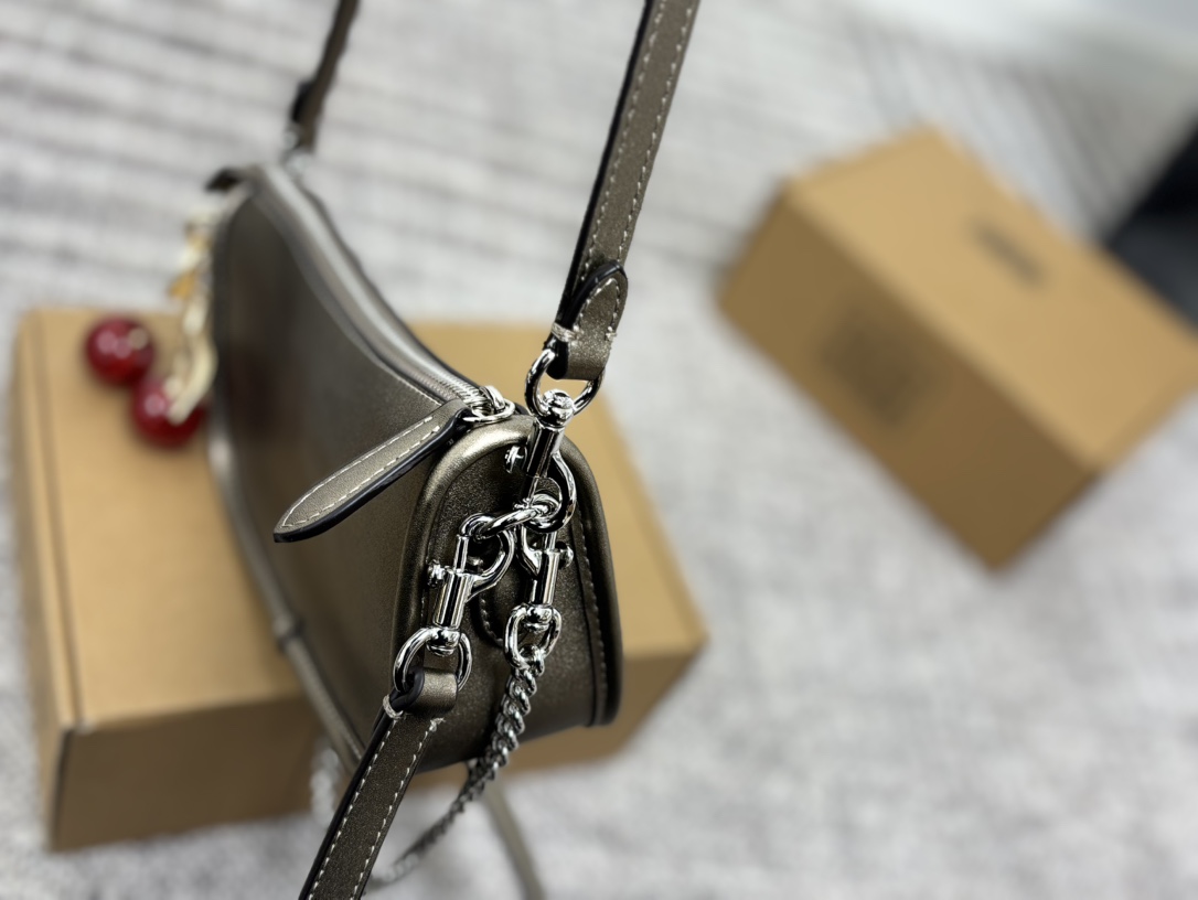 P165 配盒子COACH｜蔻驰新品waverly bag24 蔻驰八月这款Waverly手袋适于日常使用的简约设计， 灵感源自品牌故乡纽约的随性精致格调。 采用具有精美纹理和柔软质感的天然粒面皮革制作，配有一个方便的搭扣袋以及一个可存放手机、钱包等随身物品的开放式内袋。 全面百搭的顶部手柄设计提供了三条可替换肩带，可通过皮革肩带或优雅链带实现斜挎和肩背哟。 尺寸23 12