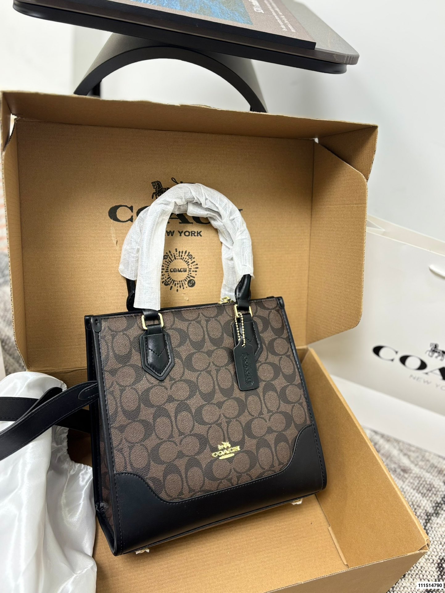 P190配飞机盒⚠️尺寸26.5*25 COACH 蔻驰 拼皮托特包 经典老花PVC帆布＋牛皮拼接，耐用易清洁又时髦。 容量超大，手机、化妆品、iad都能轻松装下！可拆卸肩带，手提、单肩、斜挎随心切换，通勤休闲都很百搭~拼色设计简约又有亮点，秋冬穿搭必备