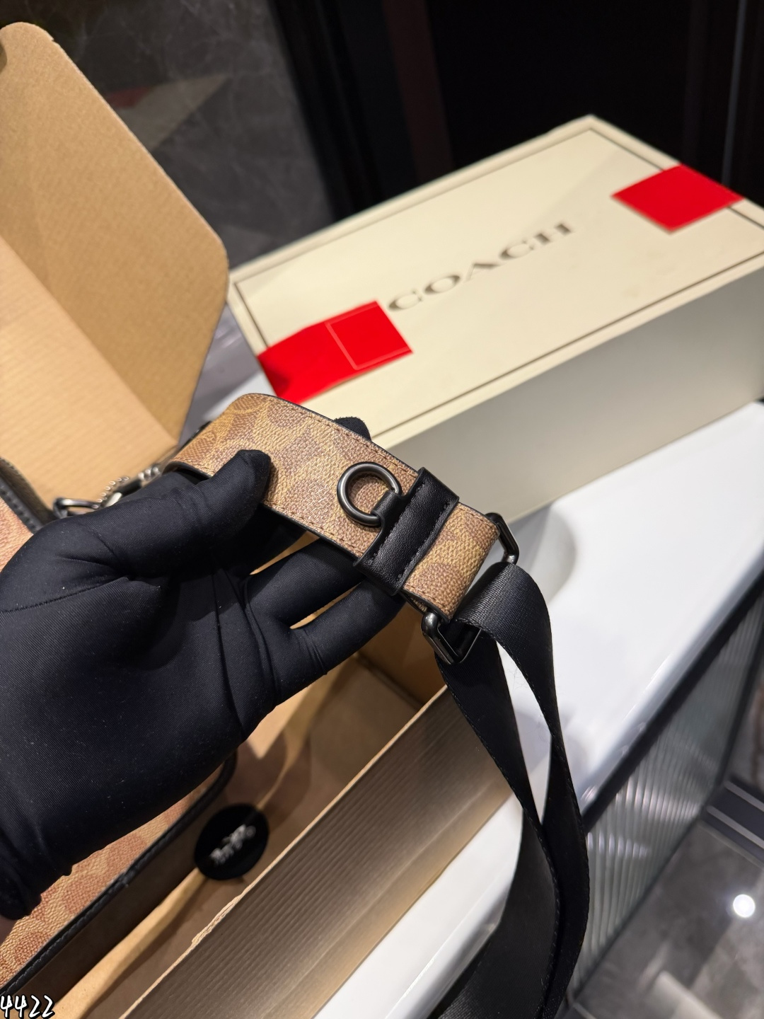 ❤️p200（礼盒包装）❤️ Coach蔻驰新品 手机包新配色 绝绝子了 蔻驰九月新品首发小手机包包 男生男士小包Track手机包斜挎包背上就是那纯纯帅气男孩 尺寸：16*6*21cm