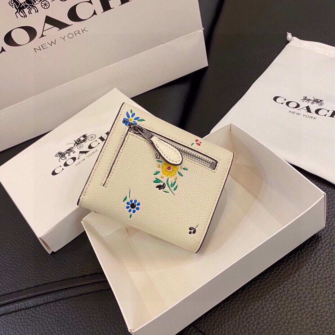 P105🎀🎀颜色 黑🎀尺寸 11x10🎀蔻驰专柜爆款👍原版牛皮三折短款钱包🔥精美设计手感一流美妞必备实物超级美🆕❤️