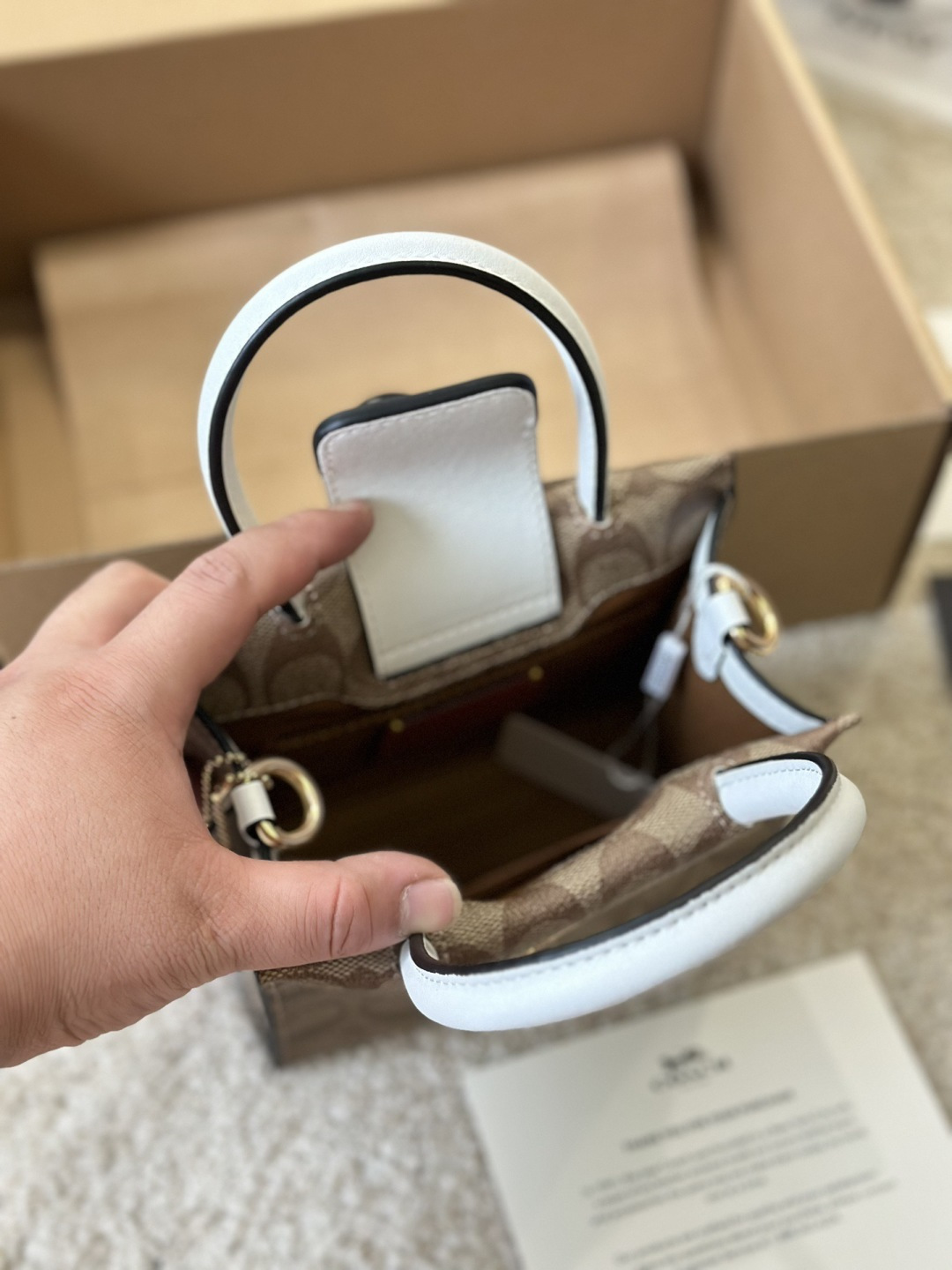 复刻版 牛皮 p160 COACH |琴谱包 Minically Minically 真的是好看又平价的琴谱包!妥妥的 Celine 平替 有多火也不想再多过赘述 这个最经典的卡其logo居然很少人po图!!! 颜值真的很高呀 感觉这个颜色会比深色来说,各个季节都适合,又抗造又百搭 手提,斜背都挺好看的,容量也是可以放下手机,钱包 充电宝的 Q蔻驰 COACH 蔻驰女包 CALLY系列 单肩包手拎包斜挎包 尺寸16.5 17cm