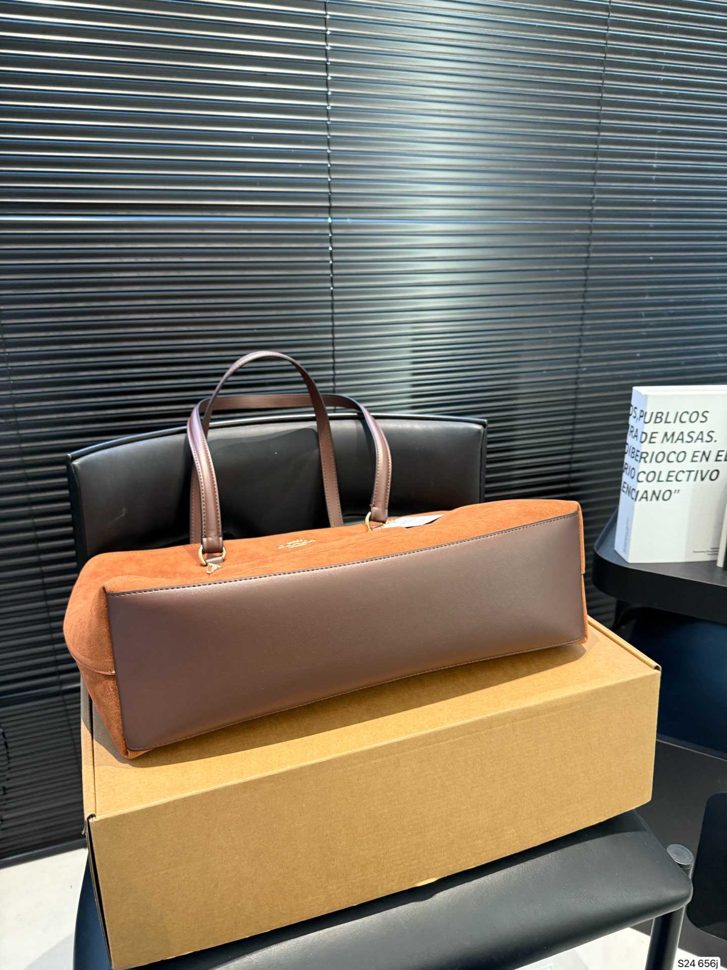 P170 配飞机盒 COACH蔻驰︳秋冬季节的Station 托特包 经典标志老花C Logo STATION 托特包 内置拉链袋/手机袋/多功能袋 顶部拉链开合,织物衬里 尺寸36 27 货号656