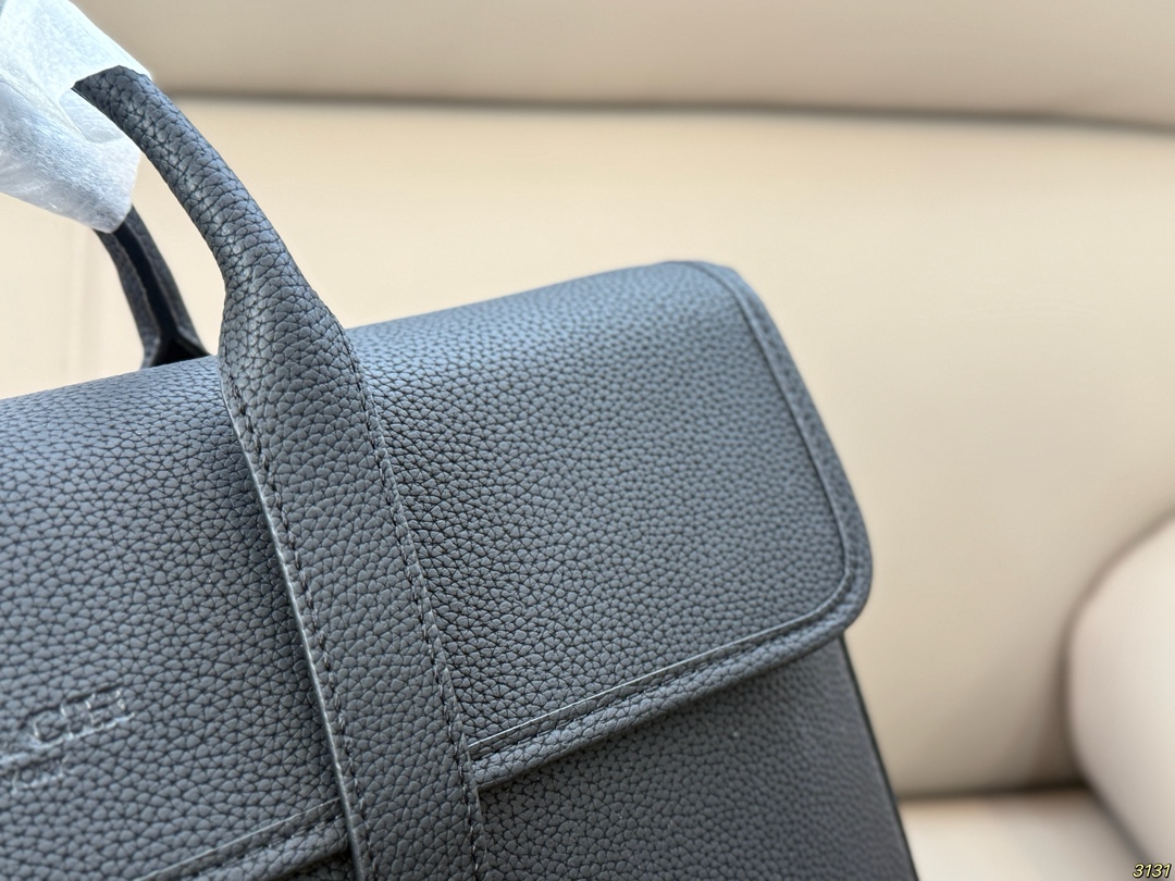 ¥315 COACH蔻驰新款系列公文包💕 超薄轻便小巧,男女皆可 可以放下13寸以下的电脑 肩带可拆卸 手提肩背都🉑 超级实用 出门办公也是酷Boy 尺寸39 27