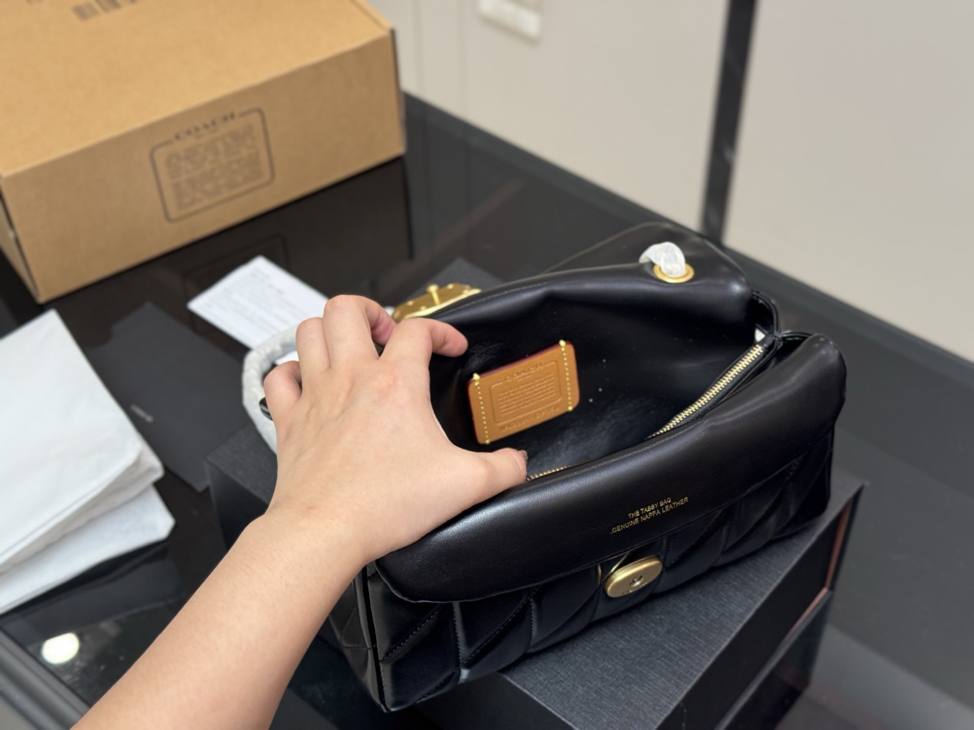 ¥200 配折叠盒飞机盒 👏🏿 size:25*15cm 百搭神器—tabby 蔻驰 酒神新品 Quilted Tabby25 链条版Tabby 这你能忍住?? 满满的小细节…