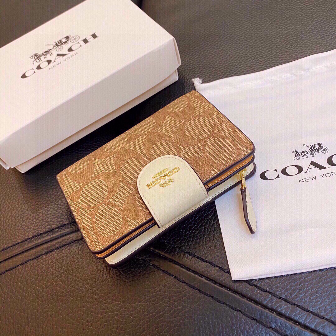 P110🎀🎀颜色 配色🎀尺寸 14x9🎀✨代购级别,越南制造,coach短款钱包此款钱包小巧精致可爱💓非常实用,内部多层卡位槽,可以平铺人民币 现货发售