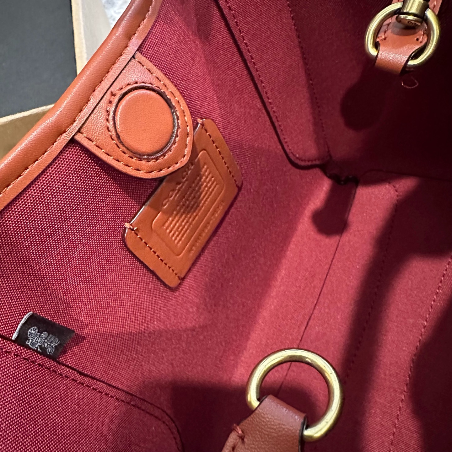 p185 礼盒包装 COACH新款NHadley美哭啦 COACH本月新款Hadley crossbody 可调节拼接肩带设计可腋下可斜挎 麂皮材质氛围感一整个电 真的不要太美 尺寸 23&times;25