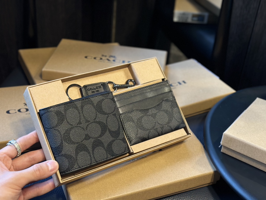 福利🐆p70 礼盒包装 Coach 高级男士钱包超级礼盒 钱夹+卡包+钥匙扣 男士钱包我一直喜欢的就是 Coach，因为它的辨识度高而且做工值得信任。而且设计简约，真皮抗磨耐用，送朋友、男友 首选