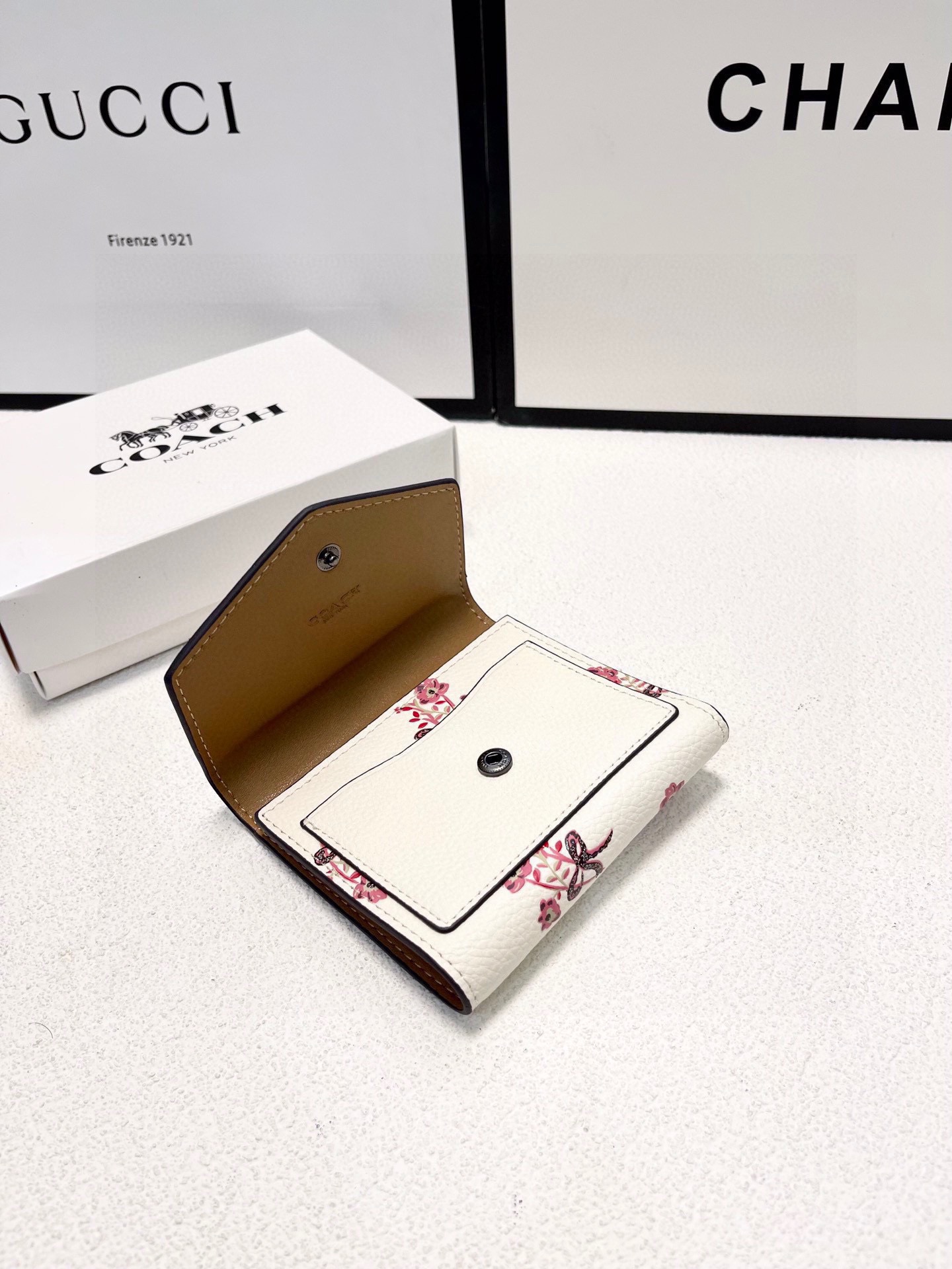 P105🎀🎀颜色 印花🎀尺寸 11x10🎀蔻驰专柜爆款👍原版牛皮三折短款钱包🔥精美设计手感一流美妞必备实物超级美🆕❤️