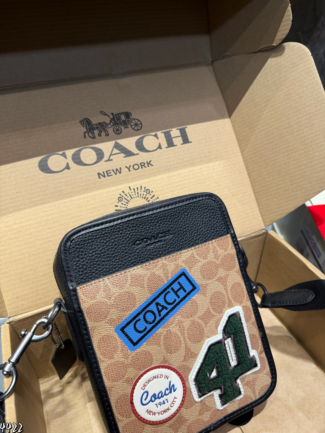 ❤️p200（礼盒包装）❤️ Coach蔻驰新品 手机包新配色 绝绝子了 蔻驰九月新品首发小手机包包 男生男士小包Track手机包斜挎包背上就是那纯纯帅气男孩 尺寸：16*6*21cm