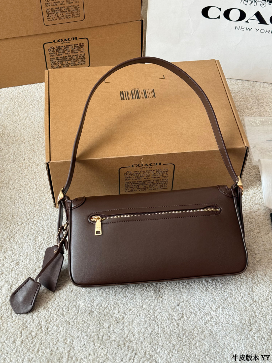 牛皮版本 p195 Coach E tta小号腋下包 tCoach Etta小号腋下包,选用全皮牛皮,栗红色调超复古,金属扣件点缀细节感满满 轻巧便携,肩带可调节,支持手提、单肩、斜挎多种背法,通勤约会都很适合!内部空间合理,手机、化妆品轻松收纳国皇。经典设计+百搭属性,秋冬大衣毛衣必备,优雅气质直接拉满 尺寸约24x14cm