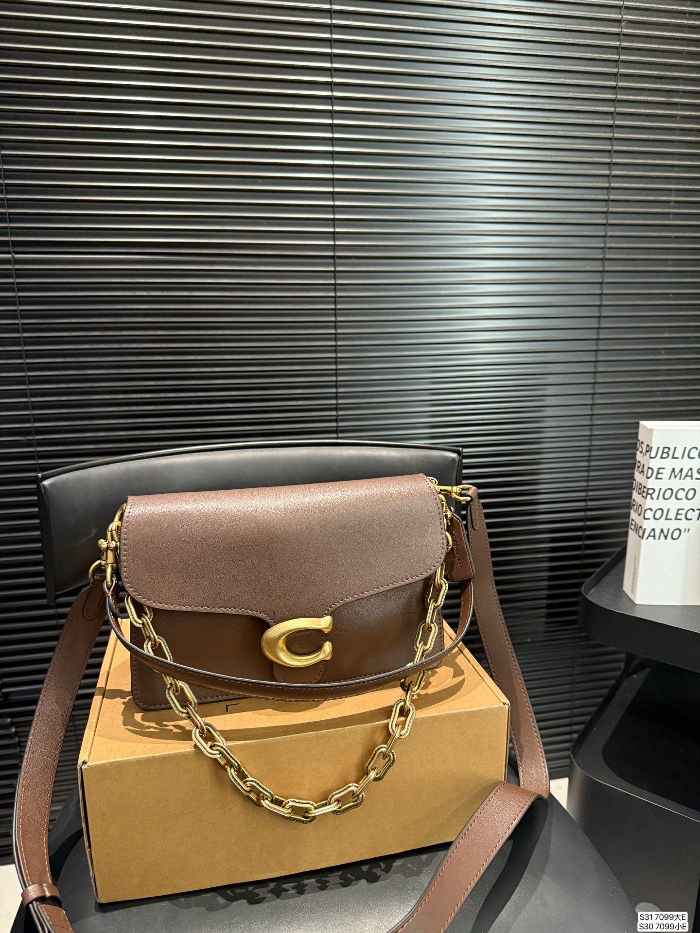 大号P205 小号P200 配盒子 蔻驰腋下 Coach又出来搞事情啦! 又酷又飒又实用!!! Coach上新的Chain Tabby包身挺实有型，兼具Soft tabby的皮质柔韧触感!三条肩带解锁多种背法，真的很难不爱吧!#尺寸：大29 22 小25.5 18 货号7099