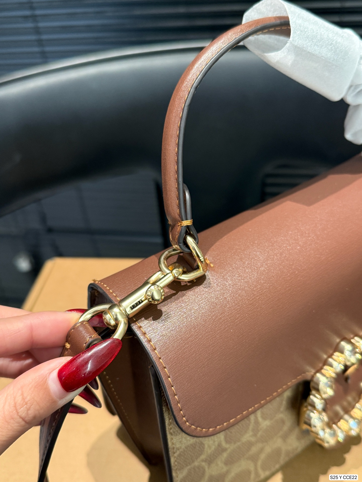 P175 配盒子coach11🈷️北美新款镶钻邮差包包来啦 刚上即断货特别火爆 这款真的对得起&ldquo;轻奢风&rdquo;的包包啊 按扣的彩钻太好看了[派对R] 尺寸21 14 货号CCE22