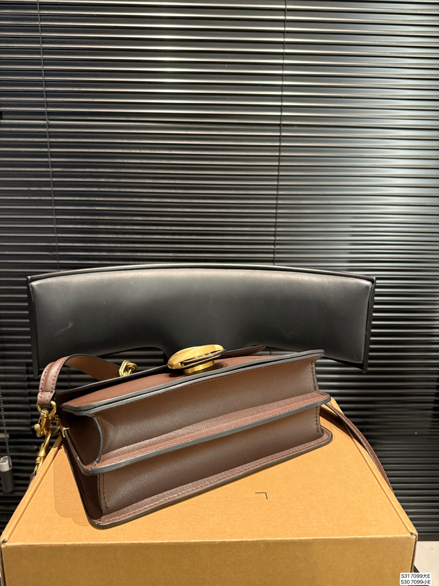 大号P205 小号P200 配盒子 蔻驰腋下 Coach又出来搞事情啦! 又酷又飒又实用!!! Coach上新的Chain Tabby包身挺实有型，兼具Soft tabby的皮质柔韧触感!三条肩带解锁多种背法，真的很难不爱吧!#尺寸：大29 22 小25.5 18 货号7099