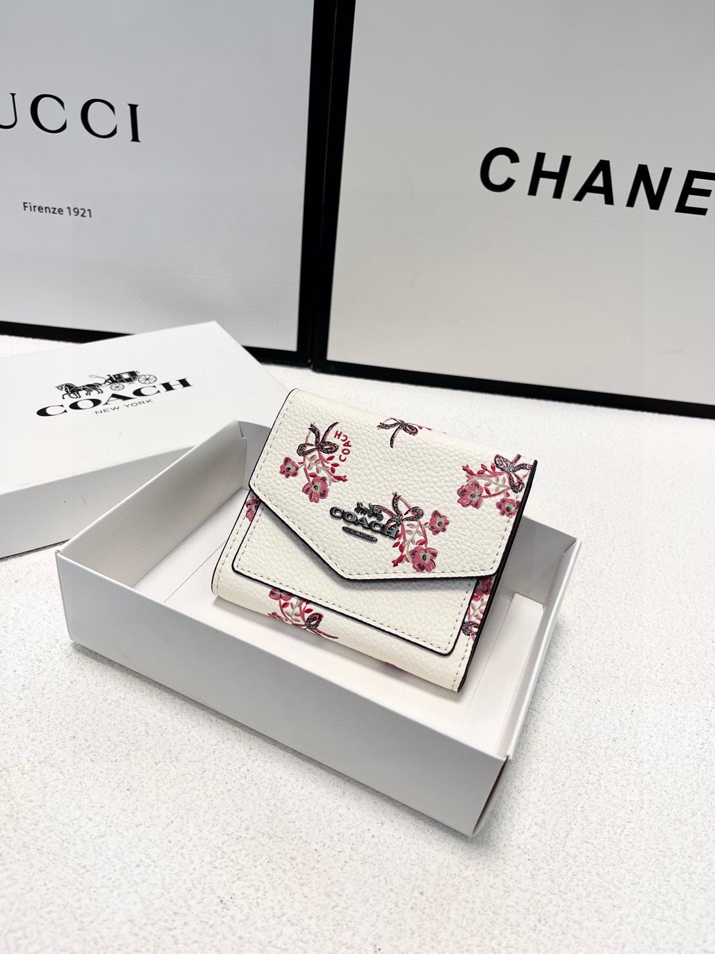 P105🎀🎀颜色 印花🎀尺寸 11x10🎀蔻驰专柜爆款👍原版牛皮三折短款钱包🔥精美设计手感一流美妞必备实物超级美🆕❤️