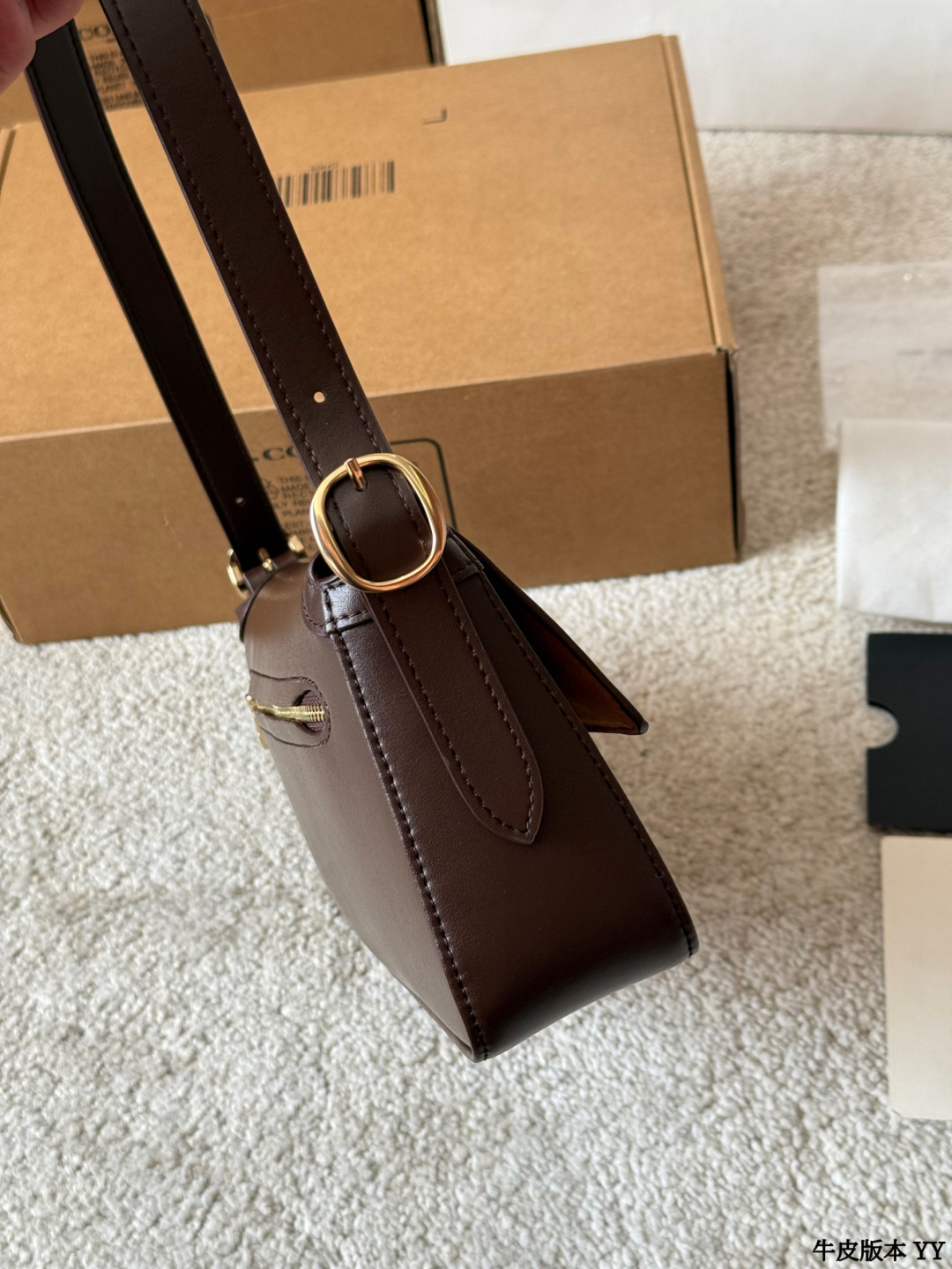 牛皮版本 p195 Coach E tta小号腋下包 tCoach Etta小号腋下包,选用全皮牛皮,栗红色调超复古,金属扣件点缀细节感满满 轻巧便携,肩带可调节,支持手提、单肩、斜挎多种背法,通勤约会都很适合!内部空间合理,手机、化妆品轻松收纳国皇。经典设计+百搭属性,秋冬大衣毛衣必备,优雅气质直接拉满 尺寸约24x14cm