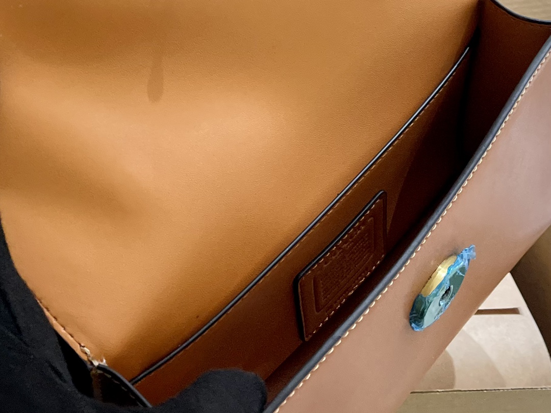 🐆p160 折叠礼盒 蔻驰COACH Harlow手提单肩包 方方正正的包型 优雅有气质 金属马车logo简约大气 容量也很可 手机 化妆品 钱包都可以装下 尺寸24.13