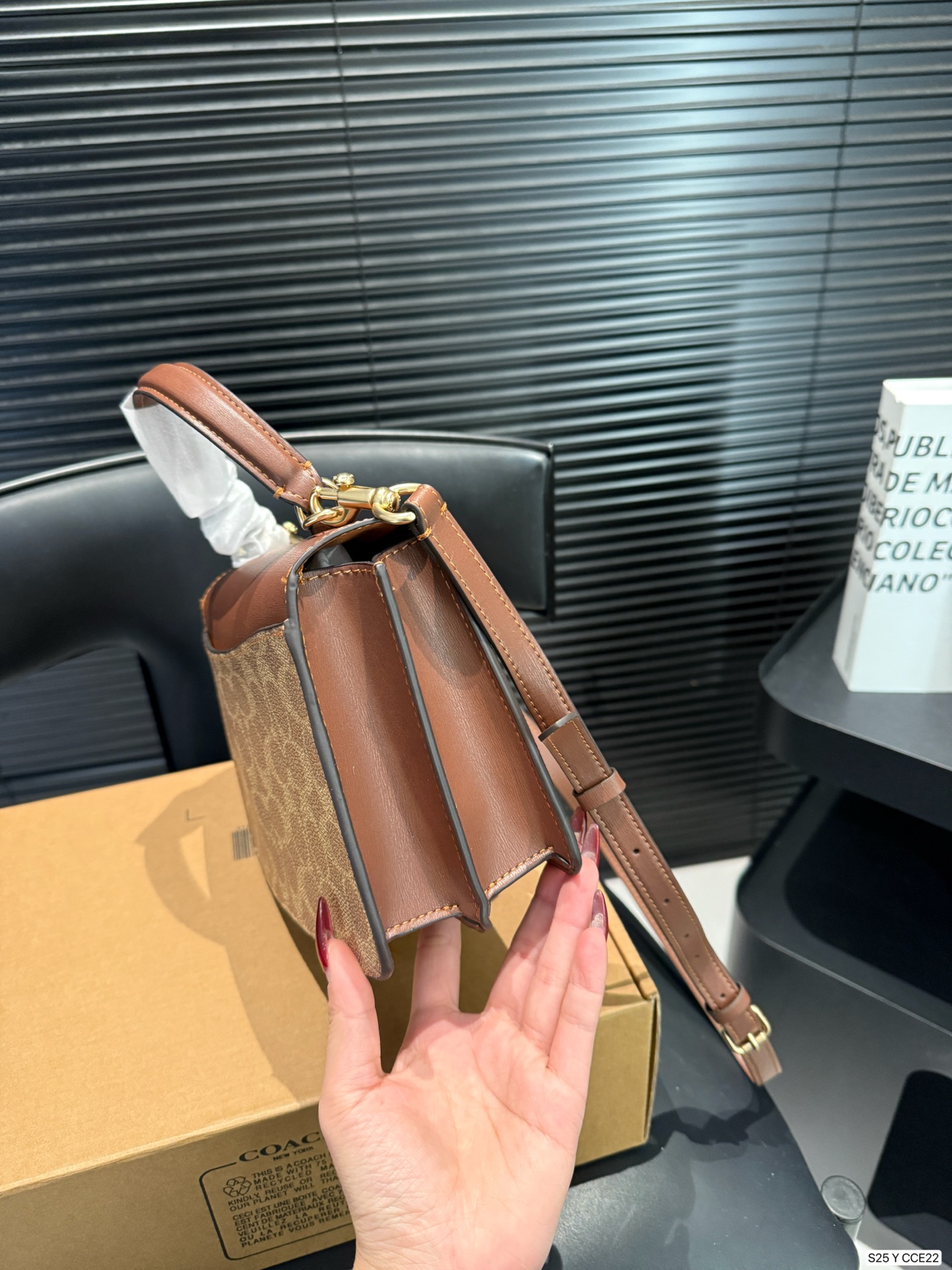 P175 配盒子coach11🈷️北美新款镶钻邮差包包来啦 刚上即断货特别火爆 这款真的对得起&ldquo;轻奢风&rdquo;的包包啊 按扣的彩钻太好看了[派对R] 尺寸21 14 货号CCE22