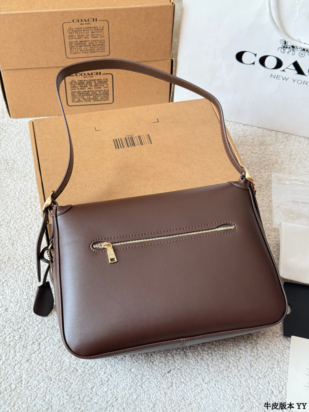 牛皮版本 p195 蔻驰 Etta 系列翻盖包 COACH Etta系列大号翻盖包,采用光滑牛皮革,栗子可可棕色超有秋冬氛围感!正面C字旋锁扣+金色五金,简约又精致‘。肩带可调节,单肩or斜挎都OK,通勤、约会都能轻松驾驭~ 尺寸 28 20cm