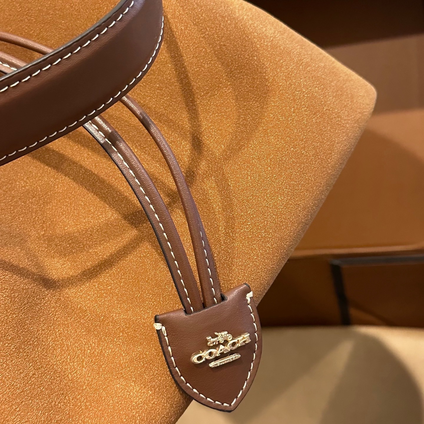 p185 礼盒包装 Coach新品水桶是不是很戳心巴推荐理由 V两条肩带手提/腋下/斜挎任意切换 尺寸25 23cm高轻便又很实用 浅奶茶新色秋日第一抹温柔