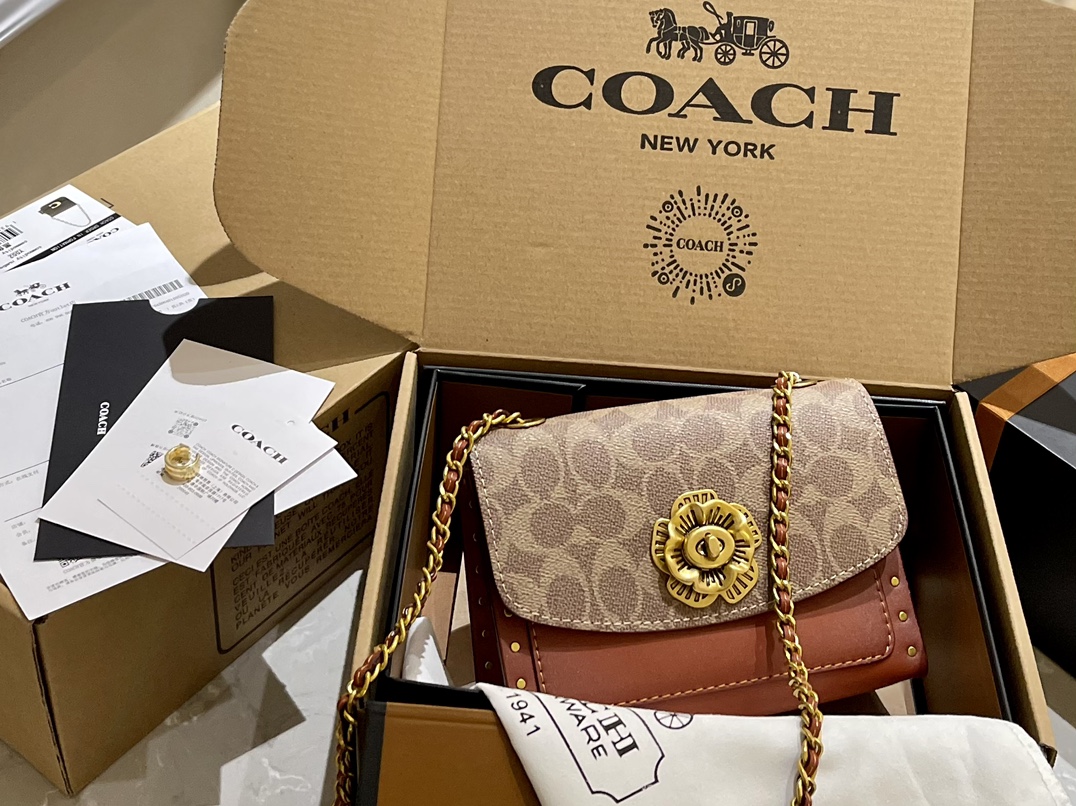 原单牛皮🐆p180 折叠礼盒 官网飞机箱 保养卡 全套包装 Coach Parker18 是现代和经典的完美碰撞，翻盖上山茶花的造型，既高 雅又特别，多个隔层非常实用，拼色设计，复古时髦，柔软舒适，质感一流 优雅不浮夸，精致也不挑年龄 Parker18小号温柔少女配色 属于耐看型的首选系列。简直了！ 又相当百搭，简直不要太美。18cm