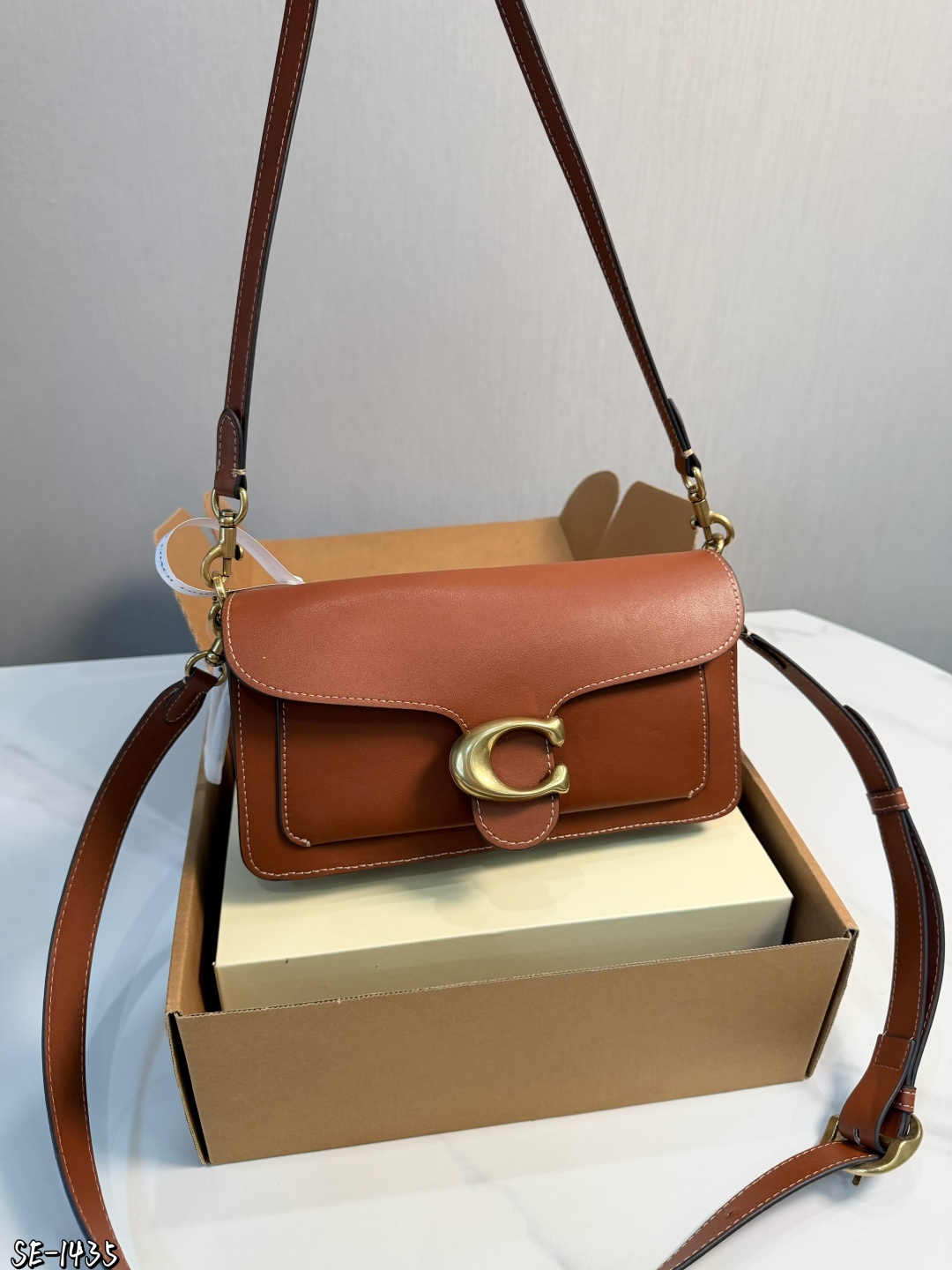 ❤️p195❤️ Coach Tabby 26酒神包 Coach Tabby 26酒神包，选用柔软颗粒牛皮，手感细腻耐用，焦糖棕色搭配复古金属C扣，简约又大气艹。26x15x7.5cm26x15x7.5cm，内部夹层+拉链小袋，收纳超方便！肩带可调节，腋下、单肩、斜挎都OK，通勤约会都能轻松驾驭~焦糖棕色百搭耐看，秋冬穿搭必备，复古优雅 气质满你可