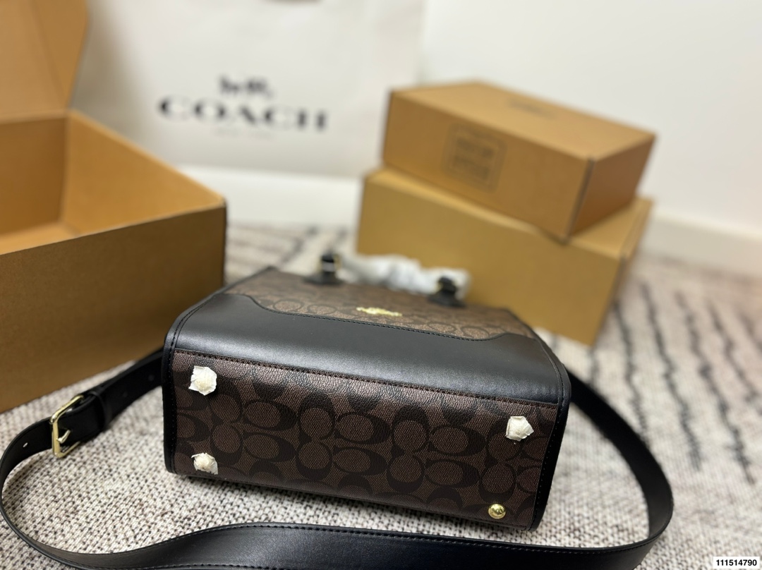 P190配飞机盒⚠️尺寸26.5*25 COACH 蔻驰 拼皮托特包 经典老花PVC帆布＋牛皮拼接，耐用易清洁又时髦。 容量超大，手机、化妆品、iad都能轻松装下！可拆卸肩带，手提、单肩、斜挎随心切换，通勤休闲都很百搭~拼色设计简约又有亮点，秋冬穿搭必备