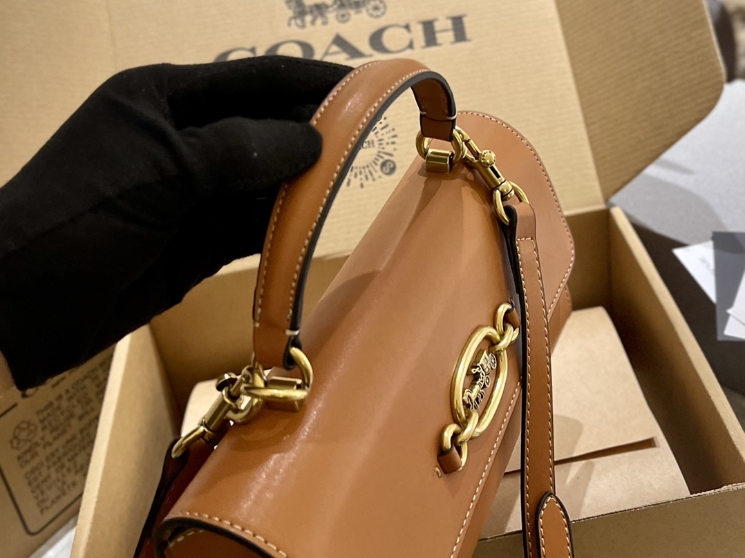 🐆p160 折叠礼盒 蔻驰COACH Harlow手提单肩包 方方正正的包型 优雅有气质 金属马车logo简约大气 容量也很可 手机 化妆品 钱包都可以装下 尺寸24.13