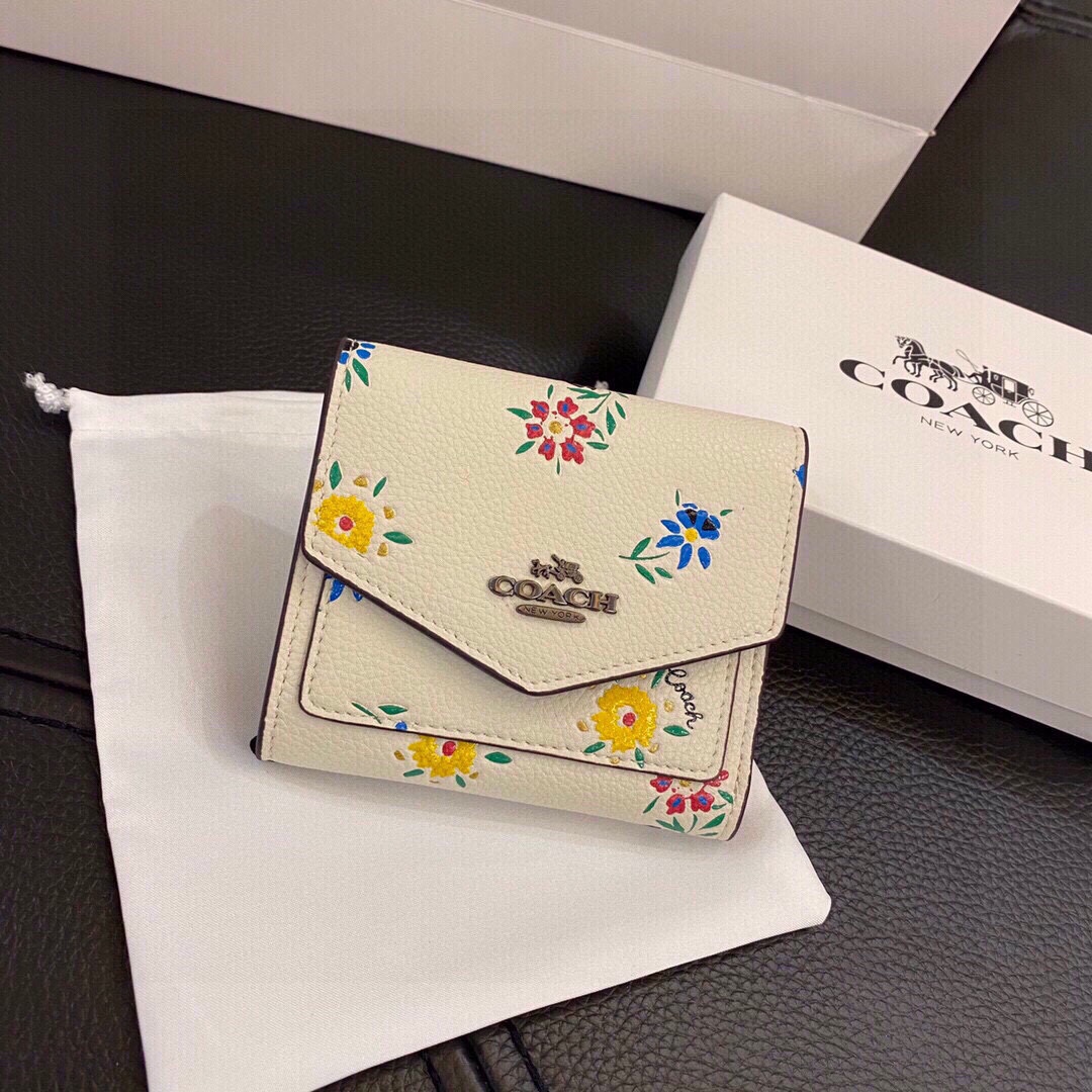 P105🎀🎀颜色 黑🎀尺寸 11x10🎀蔻驰专柜爆款👍原版牛皮三折短款钱包🔥精美设计手感一流美妞必备实物超级美🆕❤️