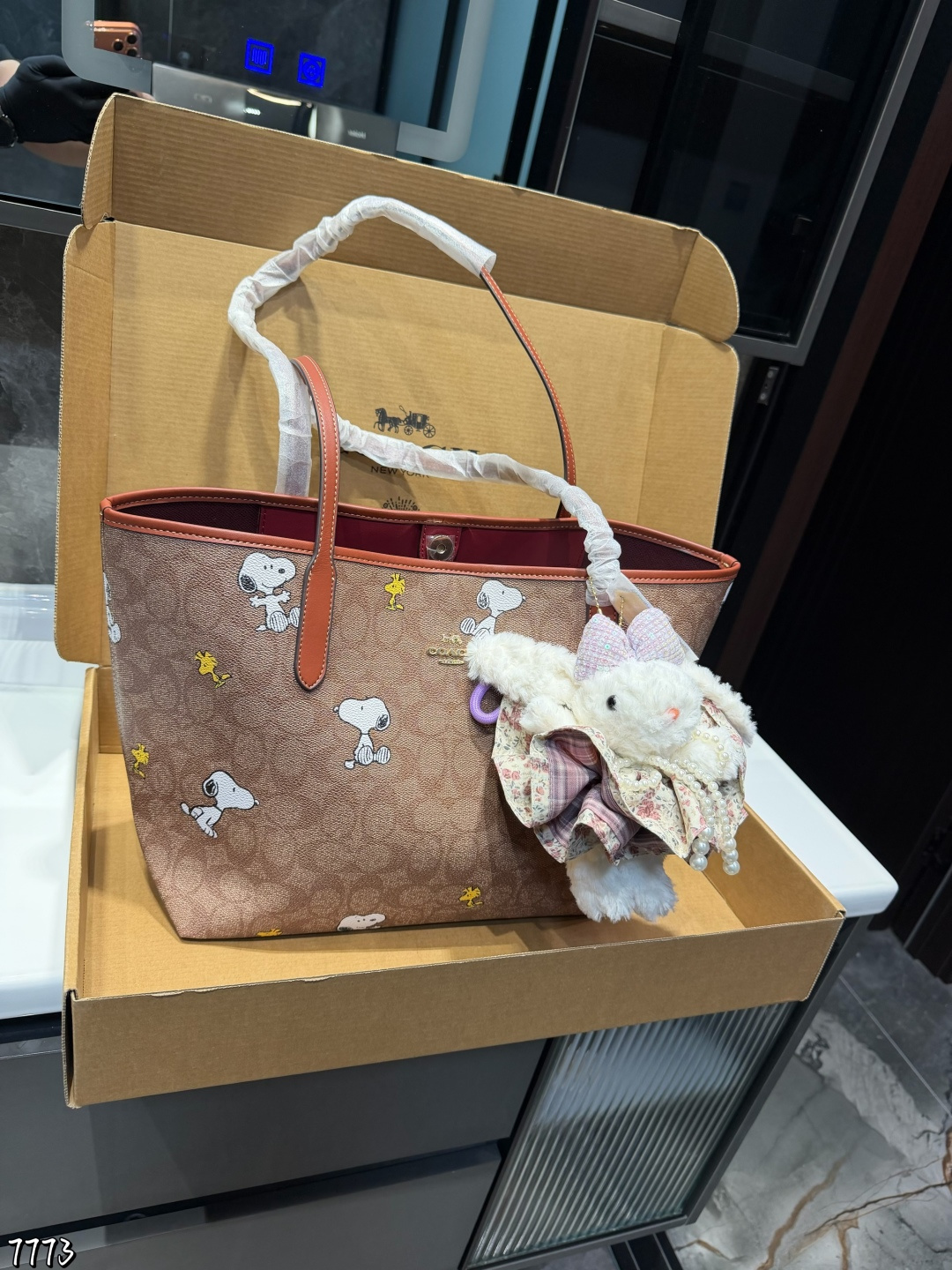 ❤️p175（礼盒包装）❤️ Coach 经典city托特包经典logo购物袋tote包大爆款 分分钟断货！正反两面都好看！毫无违和感！size: 45.28