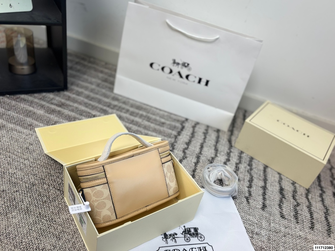 p150配折叠盒 尺寸22.13 Coach盒子包💕小可爱 新款圆饼斜挎包 一开始看到这个包 觉得一般般 不亮眼。结果背上身 惊了!超可爱!竟然是少女风格的! 这个包真的很赞啊 1️⃣容量:小身板大容量啊,装手机+钱包+气垫+口红+纸巾,就足够了,完全没问题! 2⃣️材质:是蔻驰家经典的花纹,很耐用的皮质。(肩带能调节 非常实用) 3⃣️风格:可爱 可爱真的可爱! 完全没有coach其他款式老气的感觉! 还真的蛮减龄的。 关键!棕色花纹很百搭,搭配裙子 裤子都很好看!风衣 毛衣 针织衫也能搭配! 强烈建议入!