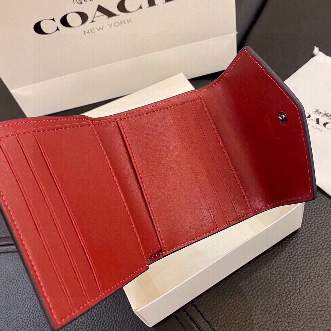 P105🎀🎀颜色 黑🎀尺寸 11x10🎀蔻驰专柜爆款👍原版牛皮三折短款钱包🔥精美设计手感一流美妞必备实物超级美🆕❤️