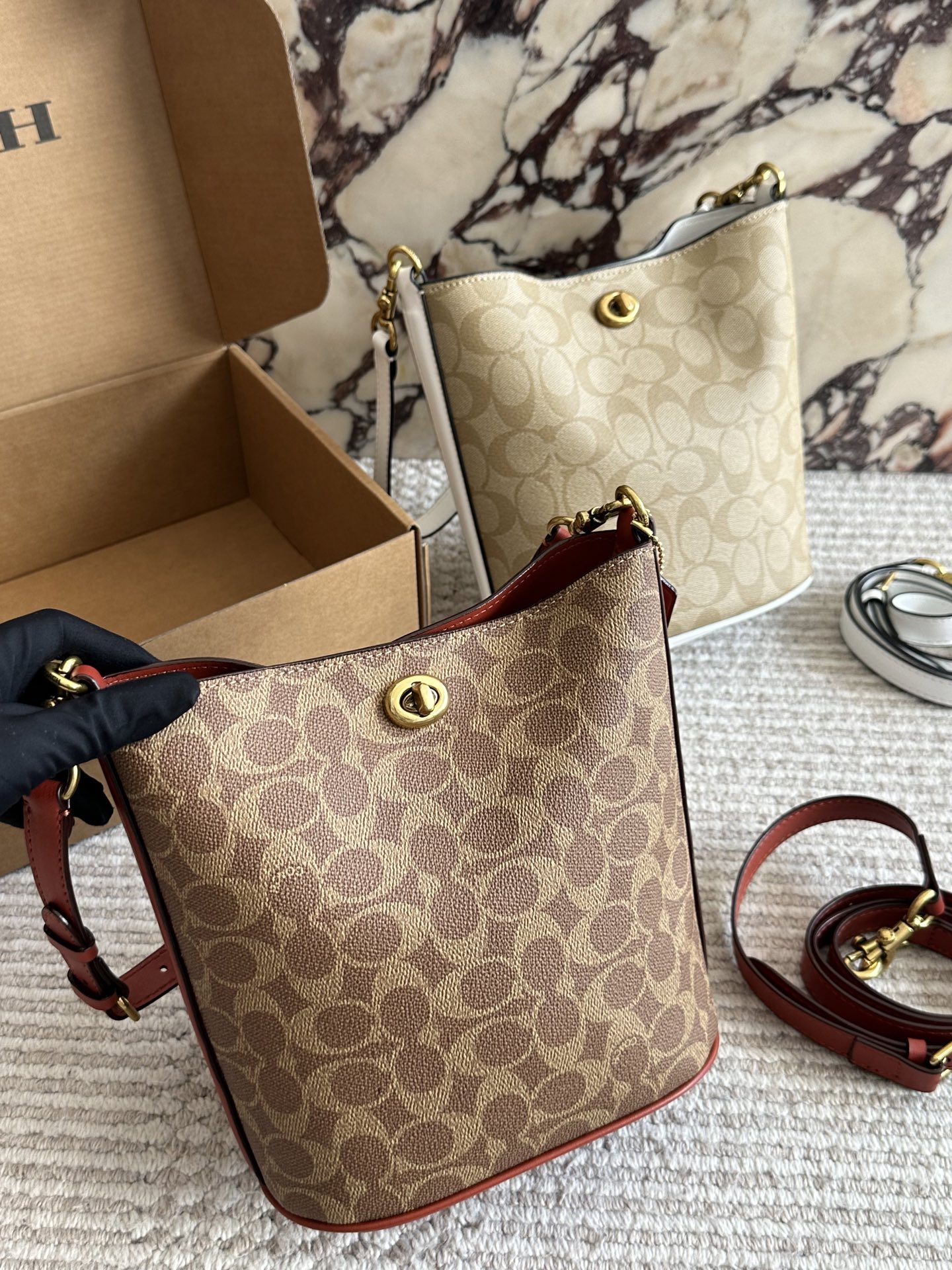 💰190 配盒 size：21 17cm C家 新款水桶包 蔻驰最新一季的 休闲随性的包型，立体饱满 腋下/斜挎都不成问题 通勤必备 搜索 coach 水桶