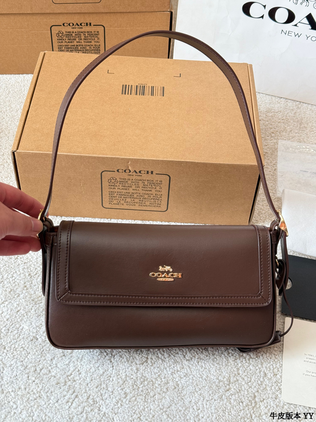 牛皮版本 p195 Coach E tta小号腋下包 tCoach Etta小号腋下包,选用全皮牛皮,栗红色调超复古,金属扣件点缀细节感满满 轻巧便携,肩带可调节,支持手提、单肩、斜挎多种背法,通勤约会都很适合!内部空间合理,手机、化妆品轻松收纳国皇。经典设计+百搭属性,秋冬大衣毛衣必备,优雅气质直接拉满 尺寸约24x14cm
