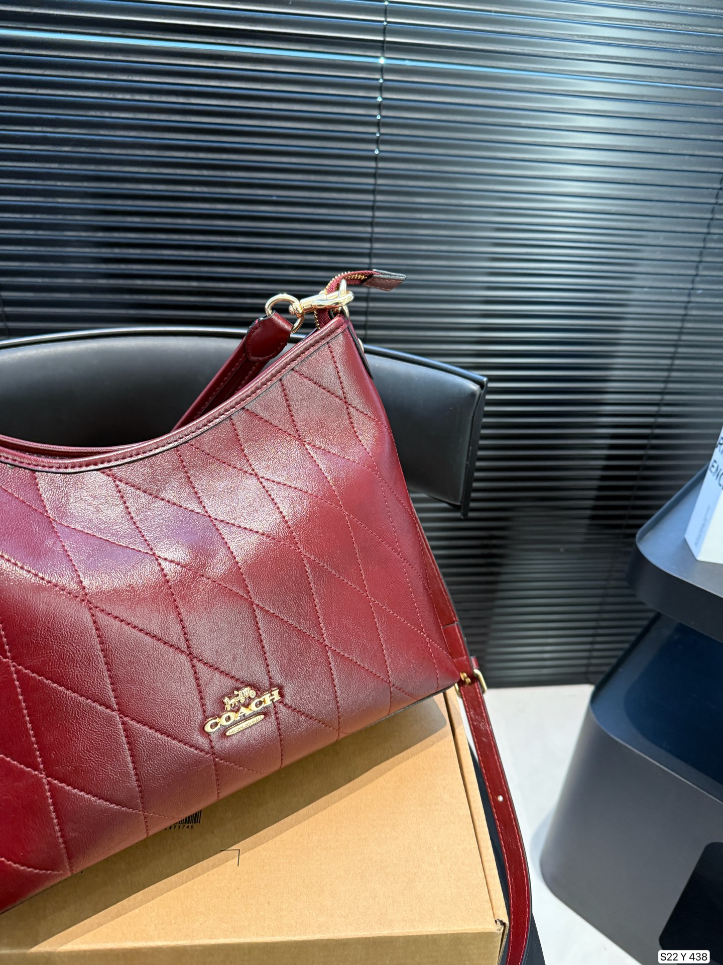 P160 配飞机盒 蔻驰托特包，除了好看还是好看，托特包造型简单又好用关键是超好看，轻便，缤纷又结实。分分钟成为街上最具回头率的时尚单品！尺寸：30 21货号Y438