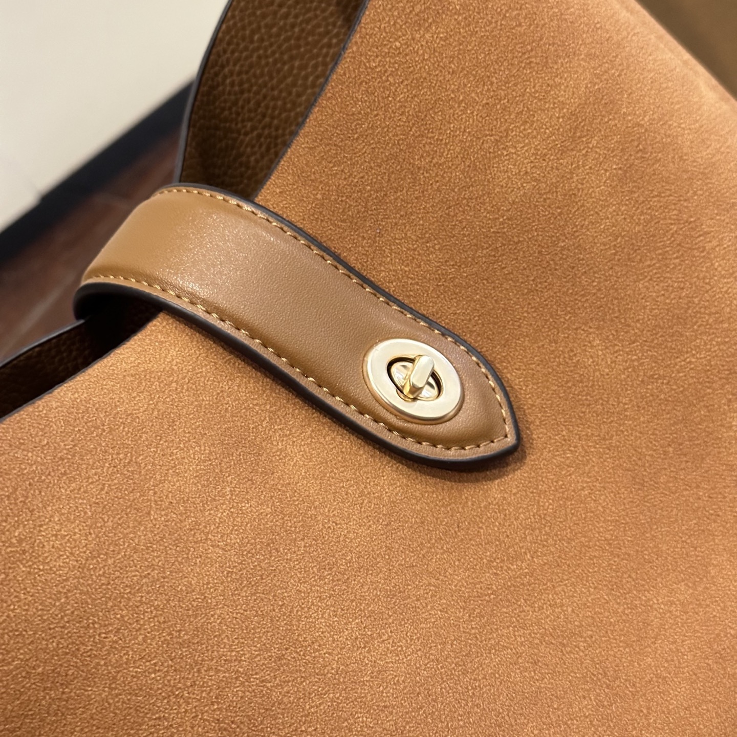 p160 礼盒包装 COACH新款NHadley美哭啦 COACH十月新款Hadley crossbody 可调节拼接肩带设计可腋下可斜挎 麂皮材质氛围感一整个电 真的不要太美 尺寸 23&times;25cm